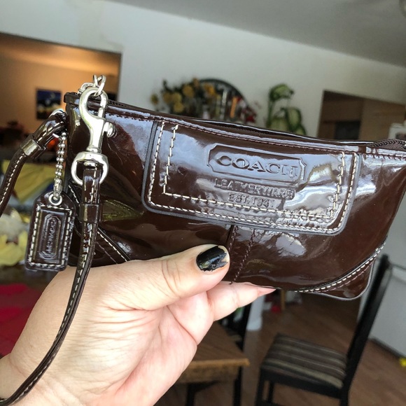 🌷♥️❤️👜🌸🌹🔥coach brown patent leather wristlet - Picture 4 of 7